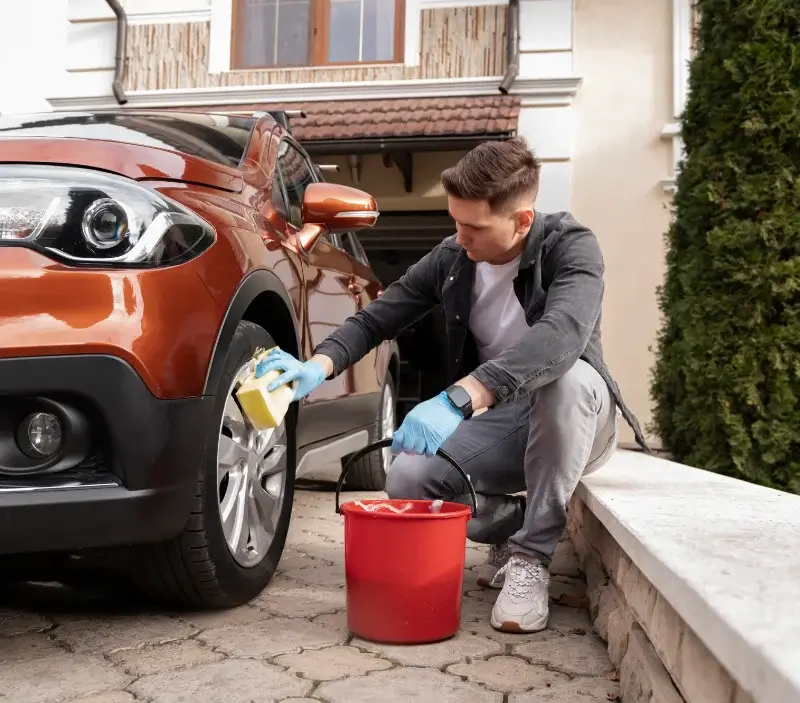Lavage auto à domicile Plougastel-Daoulas : professionnel intervenant sur un véhicule